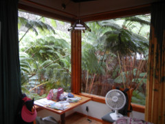 Volcano-Inn-bedroom_thumb.JPG
