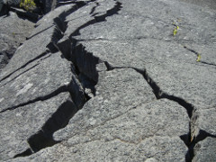 Volcano-Park-Kilauea-Iki-crater-cracks_thumb.JPG